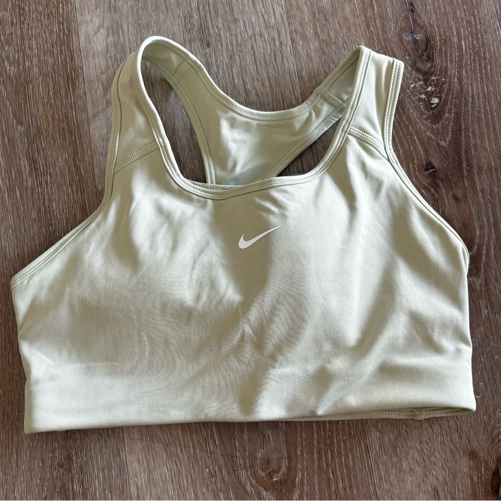 NIKE SPORTS BRA SIZE M